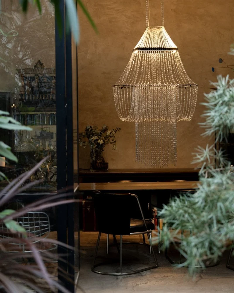 Longue suspension pour hall