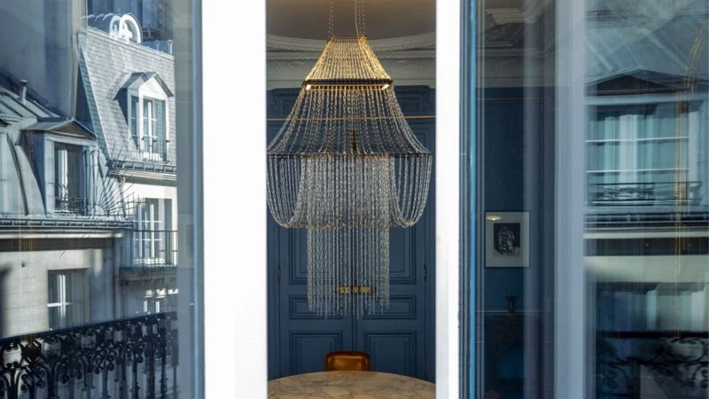 Longue suspension pour hall