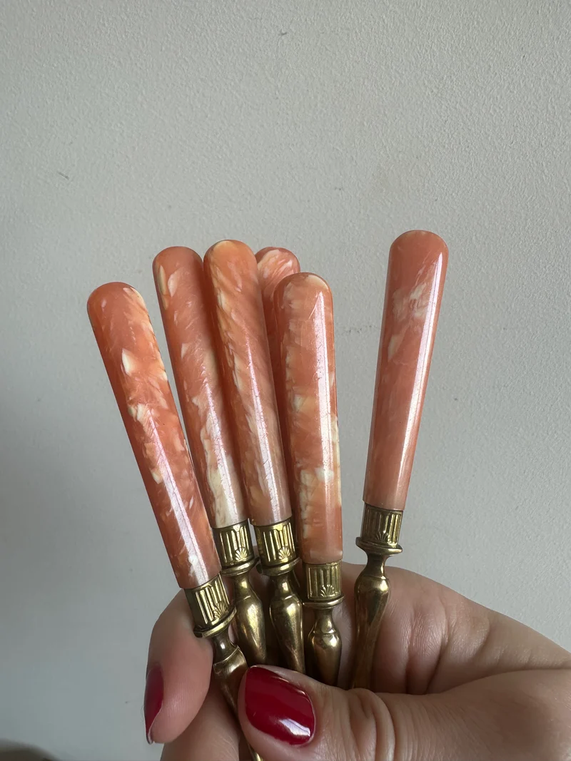Fourchettes à dessert en laiton et bakélite rose orangé