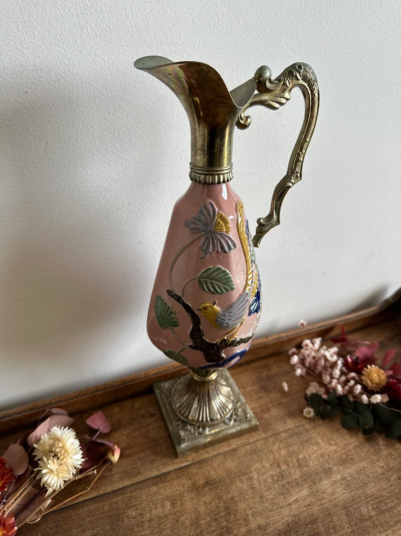 Carafe sur pied émaillée motifs oiseaux en relief