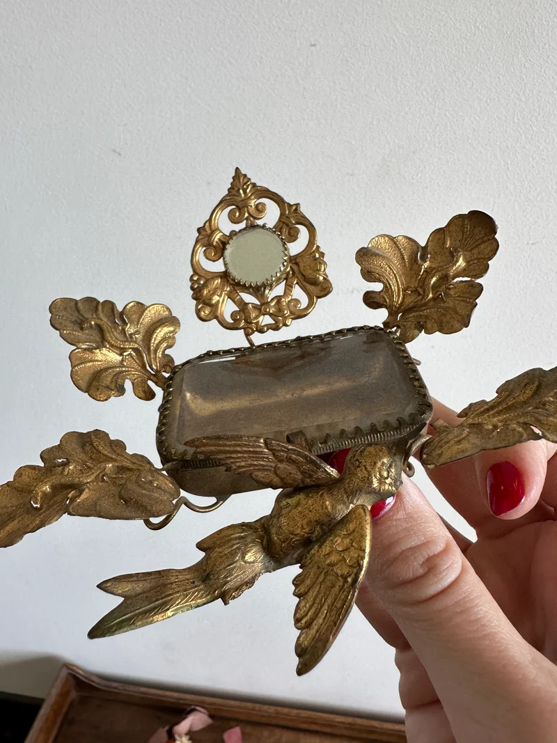 Bonbonnière en laiton doré décorée de feuilles sculptées