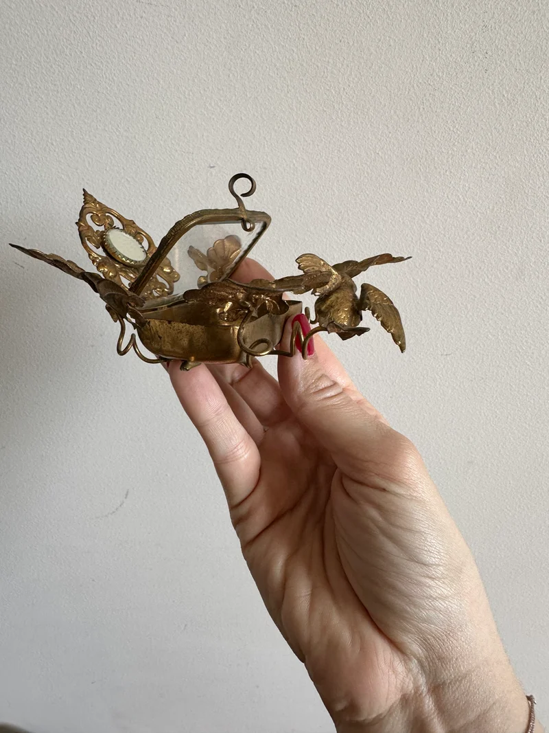 Bonbonnière en laiton doré décorée de feuilles sculptées