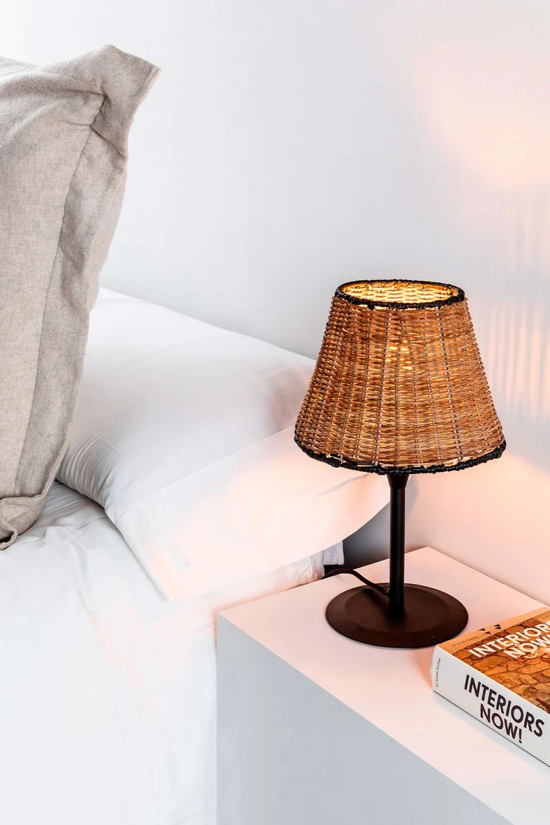 Lampe à poser SUMBA rotin et acier noir