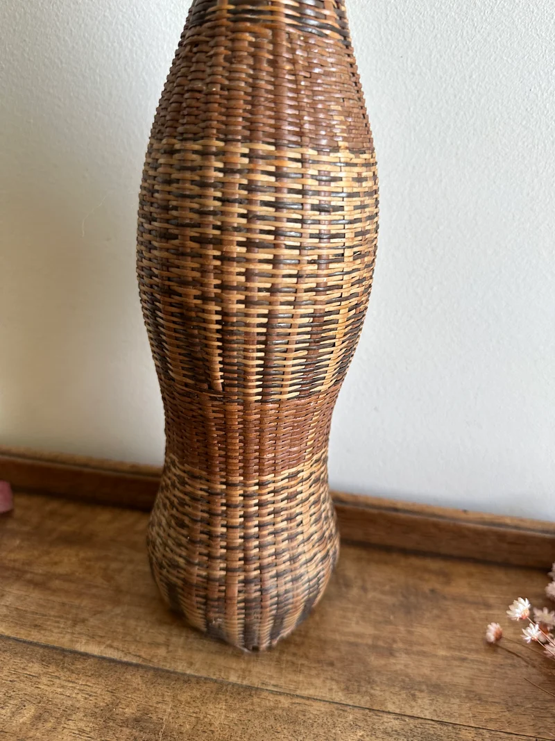 Bouteille en verre recouverte d'osier 1970