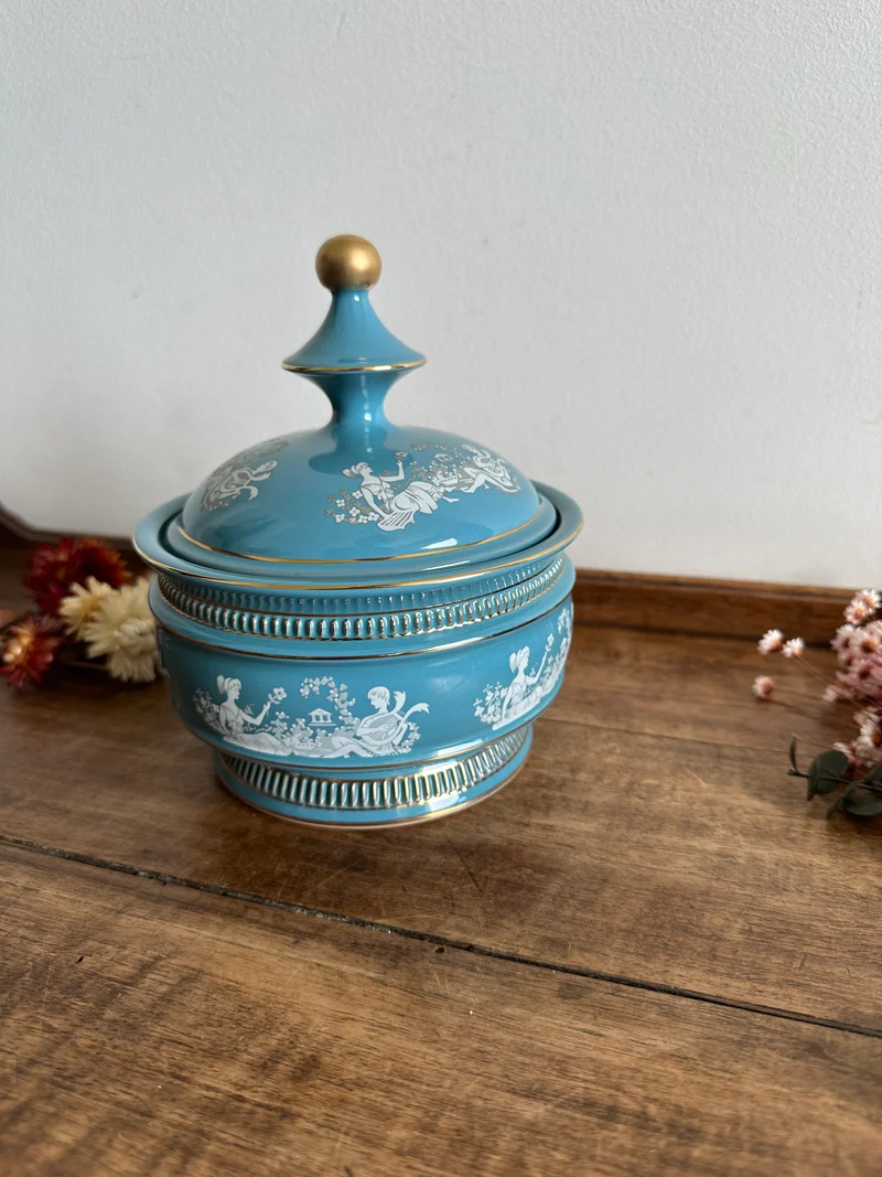 Bonbonnière en porcelaine bleue motifs romantiques fabrication italienne