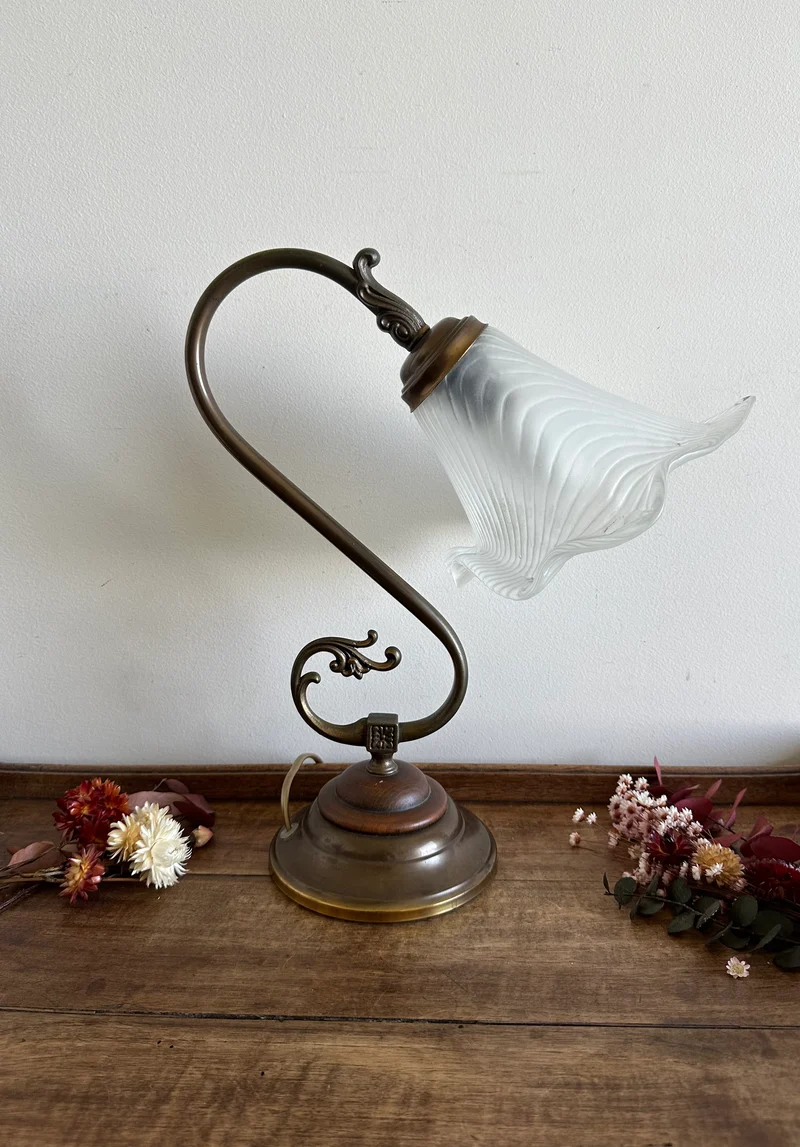 Lampe col de cygne bois et laiton globe tulipe blanc