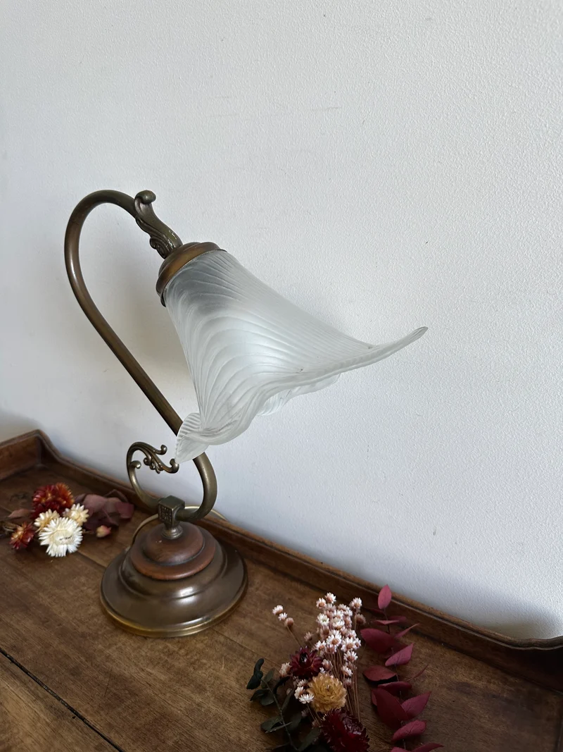 Lampe col de cygne bois et laiton globe tulipe blanc