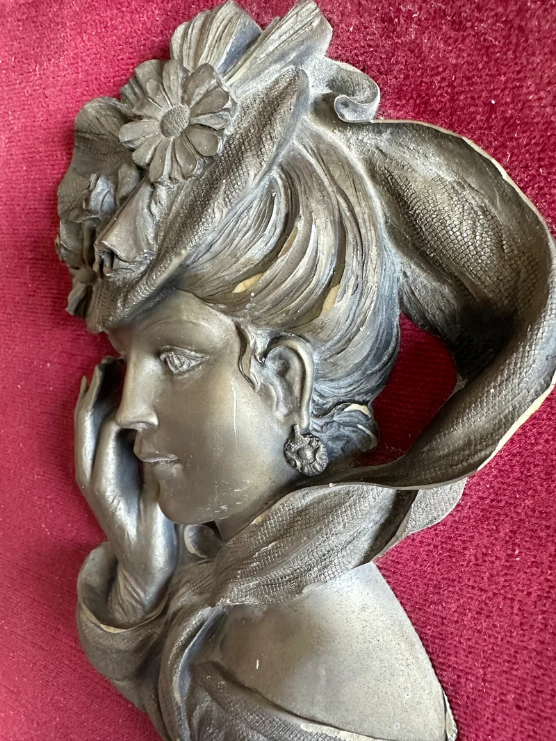 Portrait de jeune femme en étain sur velours Les étains du Prince