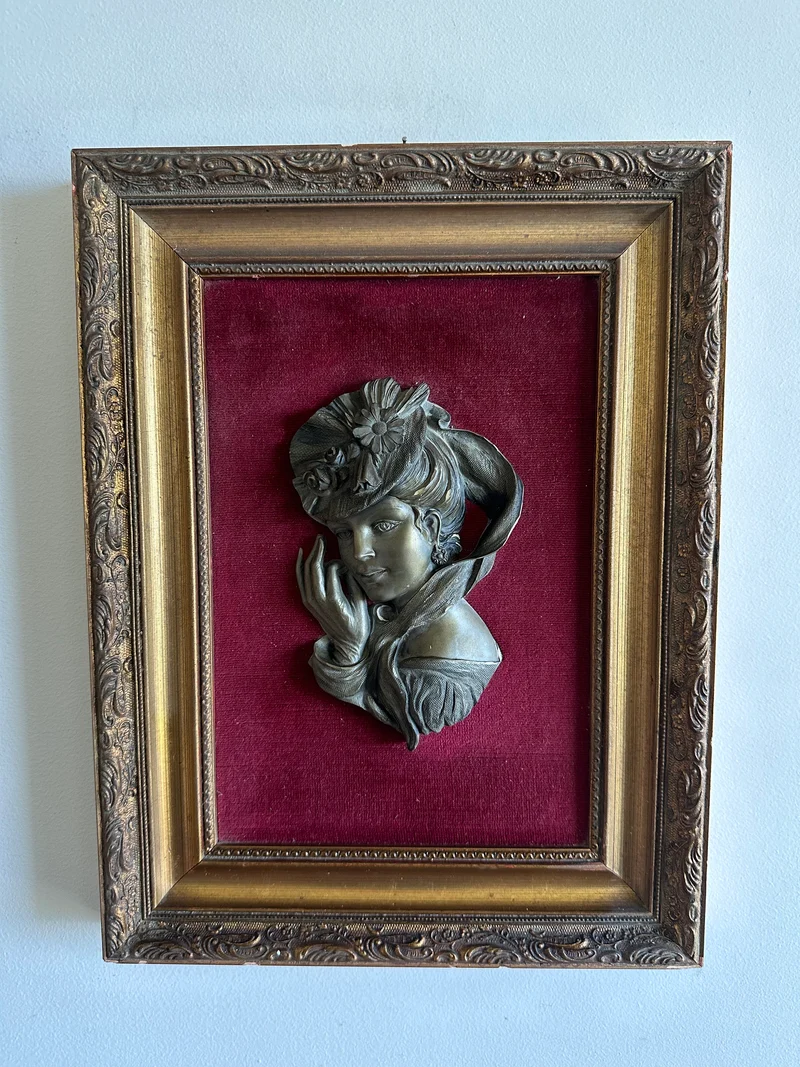 Portrait de jeune femme en étain sur velours Les étains du Prince