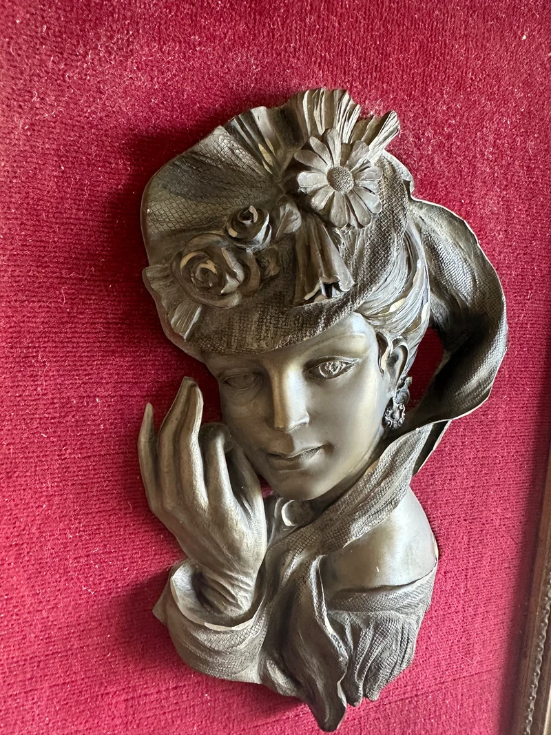 Portrait de jeune femme en étain sur velours Les étains du Prince