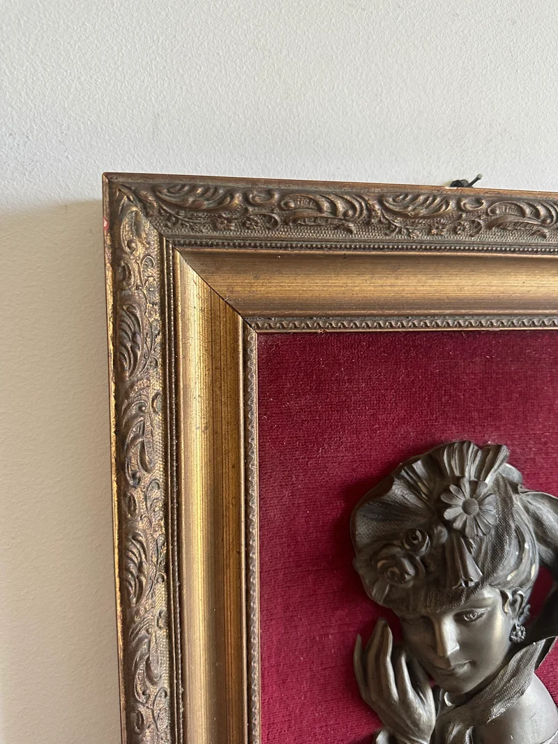 Portrait de jeune femme en étain sur velours Les étains du Prince