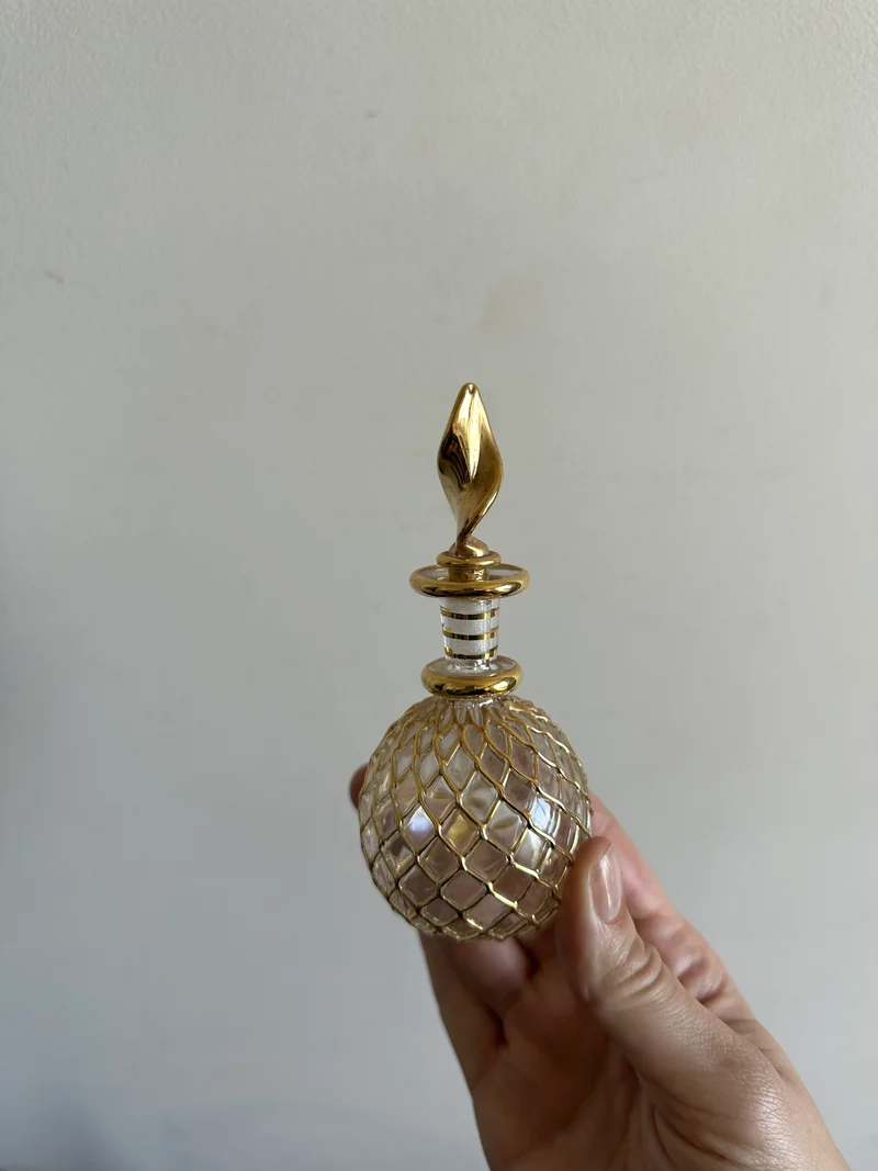 Fioles à parfum vintage dorées rondes