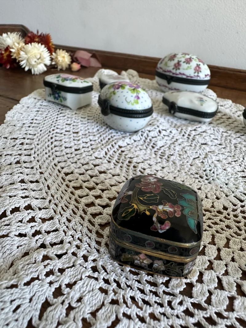 Ensemble de piluliers en porcelaine début XX ème