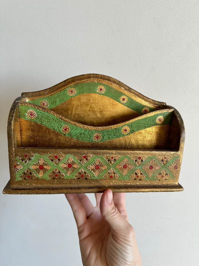 Porte courrier en bois florentin vert et or