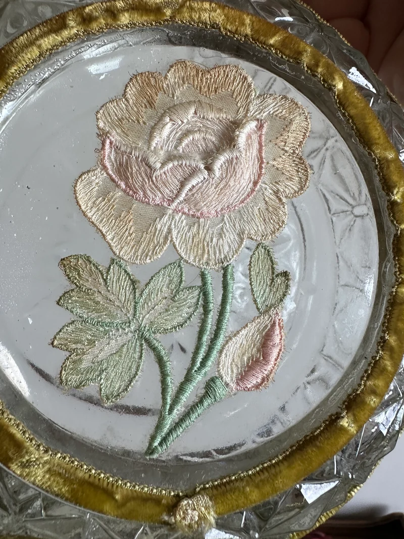 Bouteille en verre décorative cerclée de velours