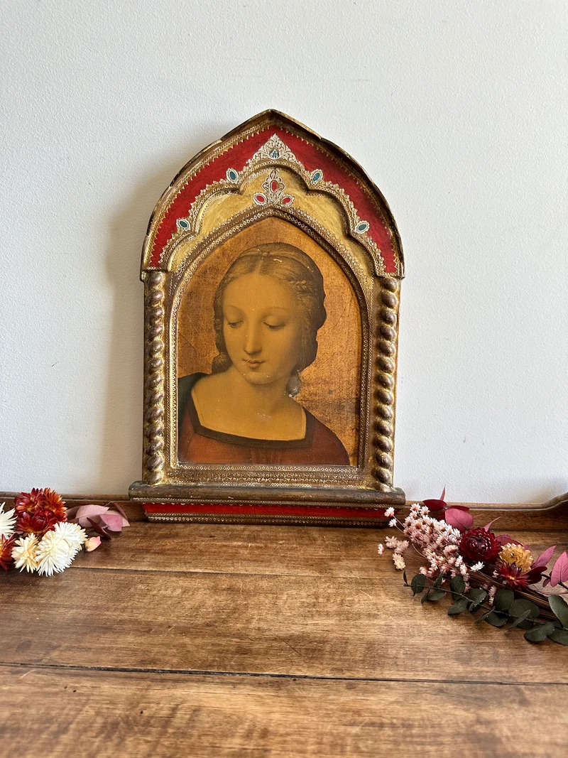 Icône de la vierge dorée rouge à colonnes torsadées