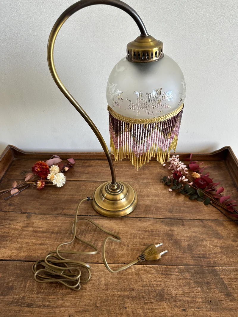 Lampe style Charleston globe clair socle en métal doré