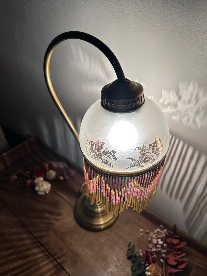 Lampe style Charleston globe clair socle en métal doré