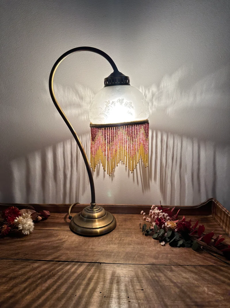 Lampe style Charleston globe clair socle en métal doré