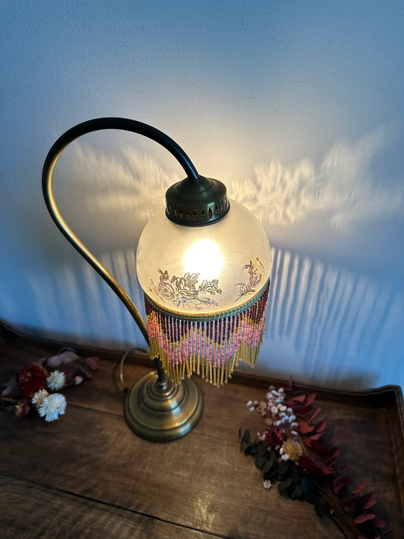 Lampe style Charleston globe clair socle en métal doré