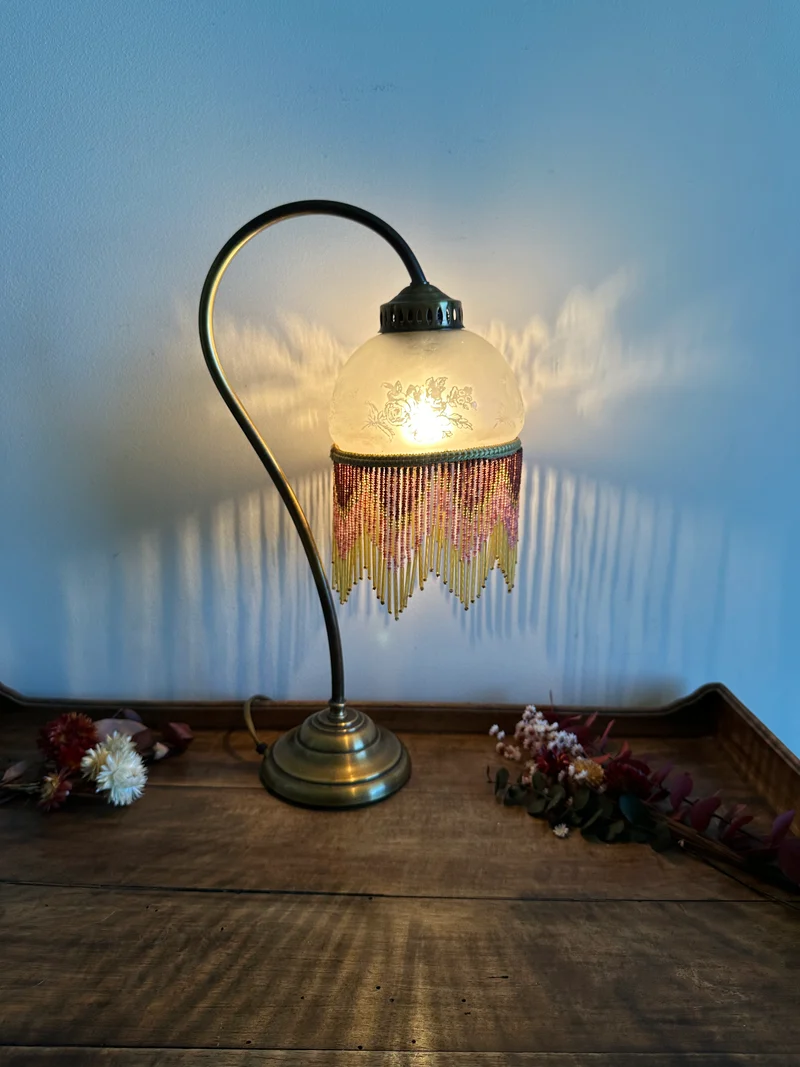 Lampe style Charleston globe clair socle en métal doré