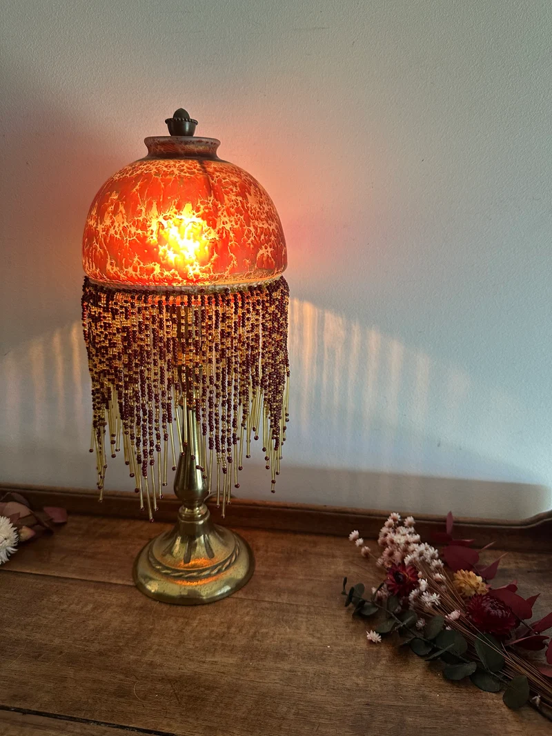 Lampe style Charleston globe mauve socle en laiton
