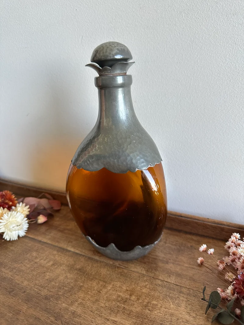 Bouteille en verre ambré décorée d'étain