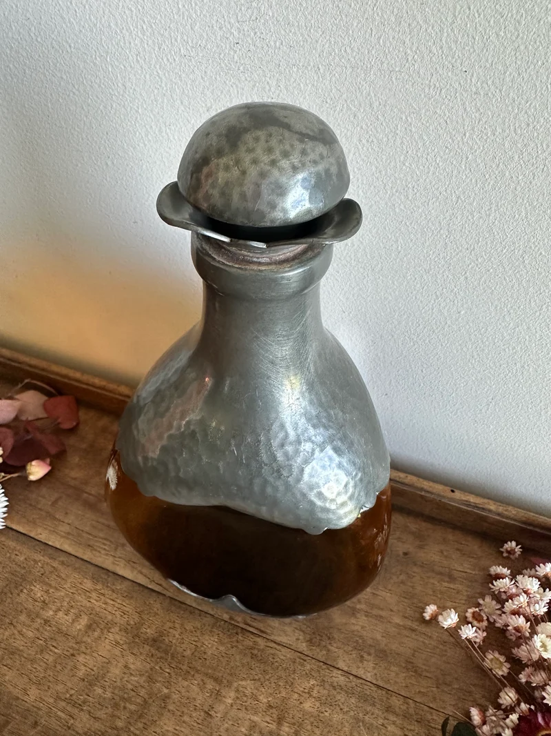 Bouteille en verre ambré décorée d'étain