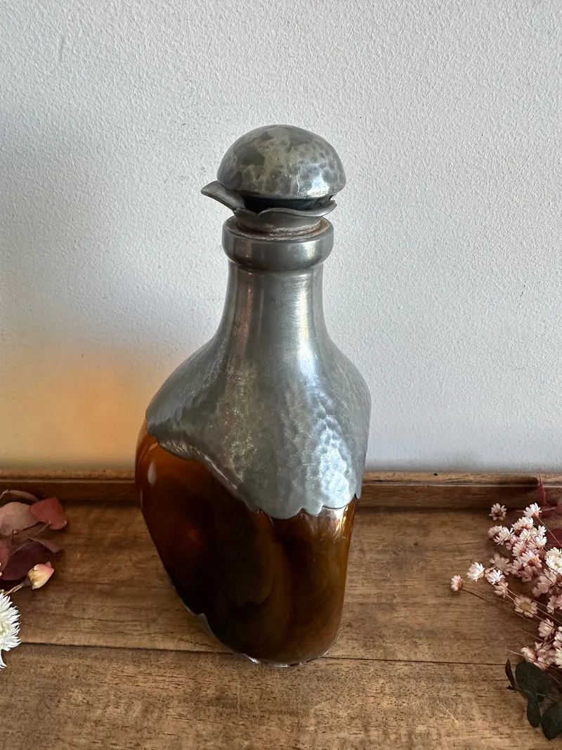 Bouteille en verre ambré décorée d'étain