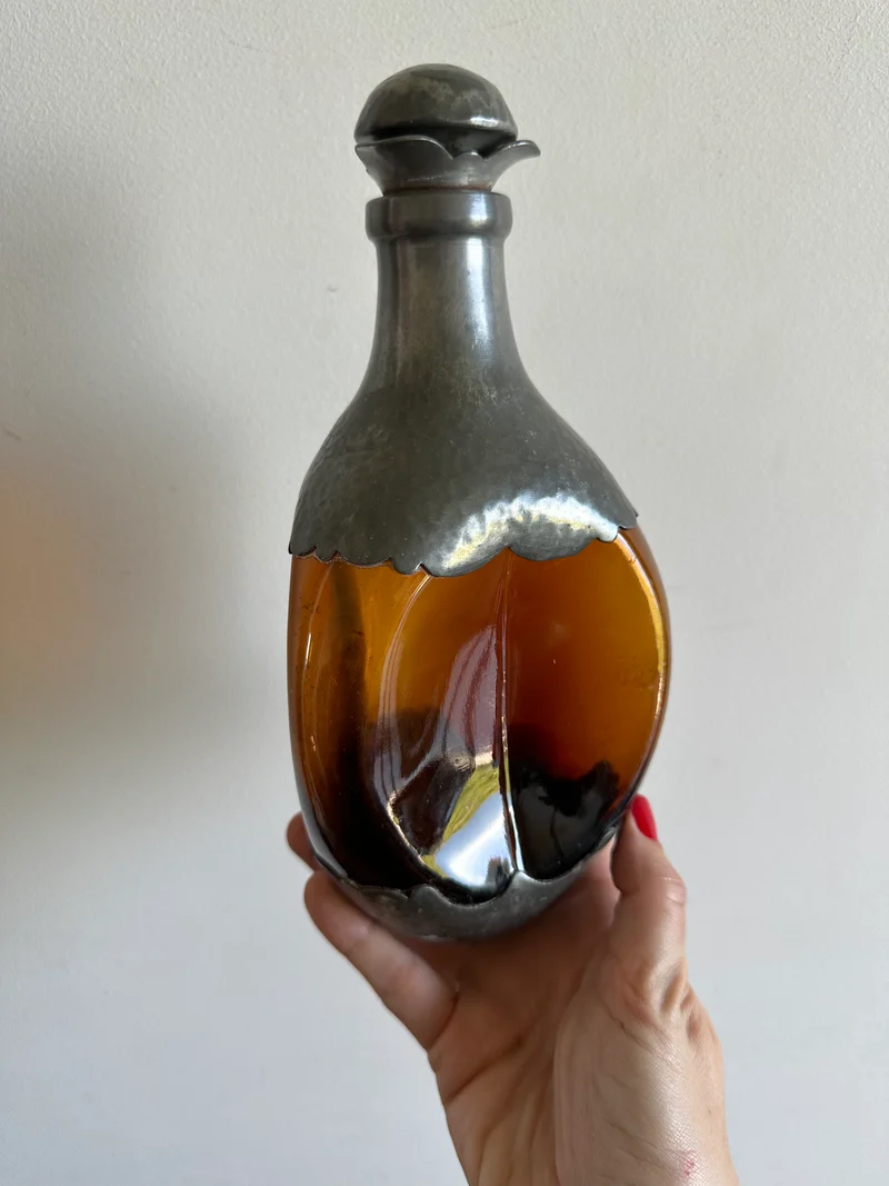 Bouteille en verre ambré décorée d'étain