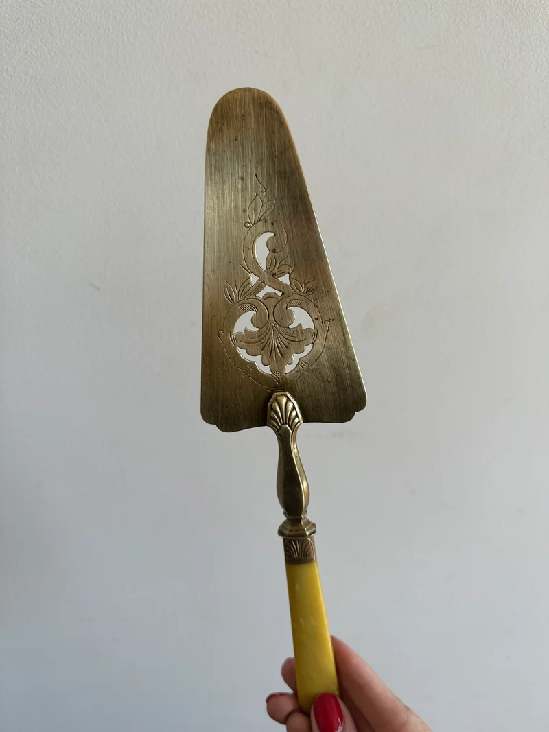 Pelle à tarte en laiton et bakélite jaune