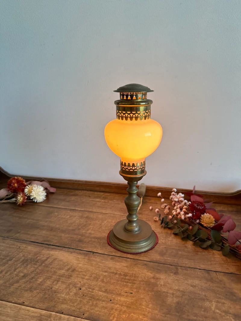 Lampe fine socle en laiton globe en opaline blanche