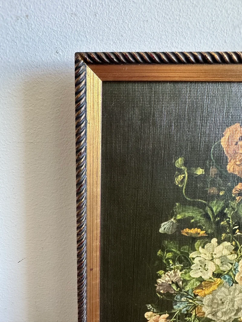 Impression fleurie sur toile plastifiée encadrée dorée