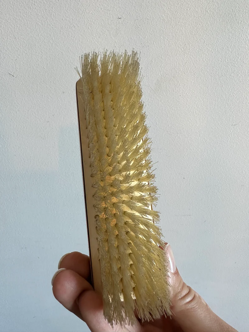 Ensemble de toilette en laiton repoussé et dentelle fleurie années 50