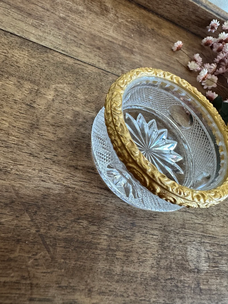 Cendrier en verre travaillé et métal doré