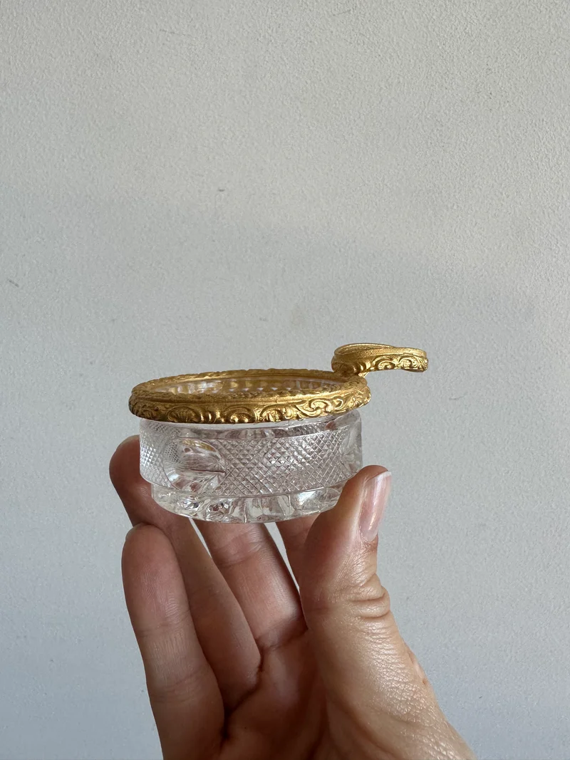 Cendrier en verre travaillé et métal doré