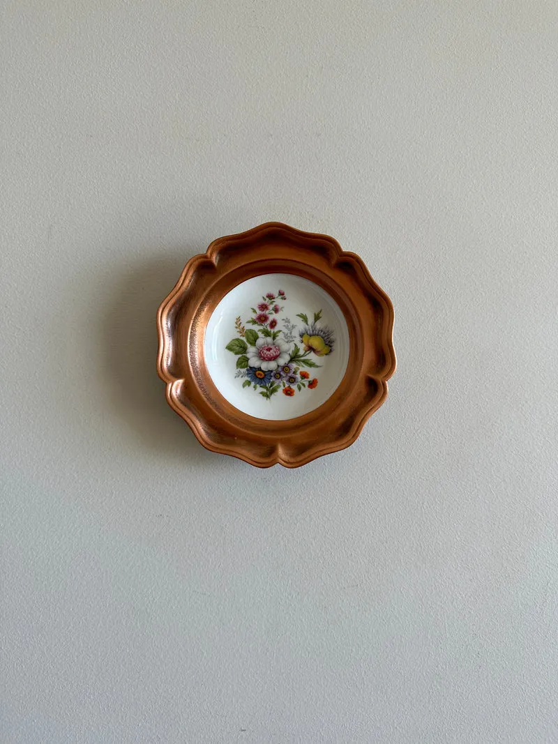 Assiette mini décorative entourée de métal cuivré