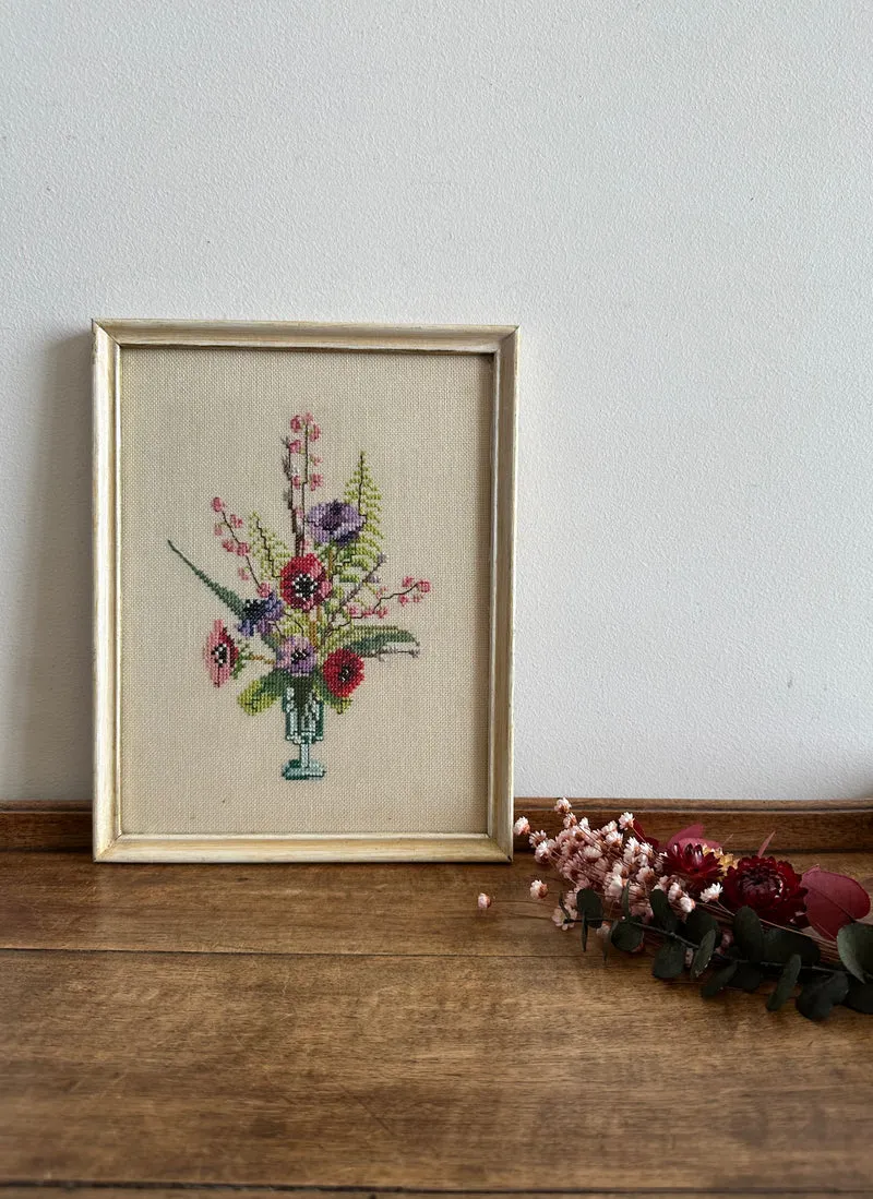 Broderie bouquet de fleurs cadre en bois blanc cassé