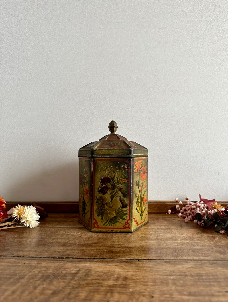 Boite en métal très ancienne motifs fleuris