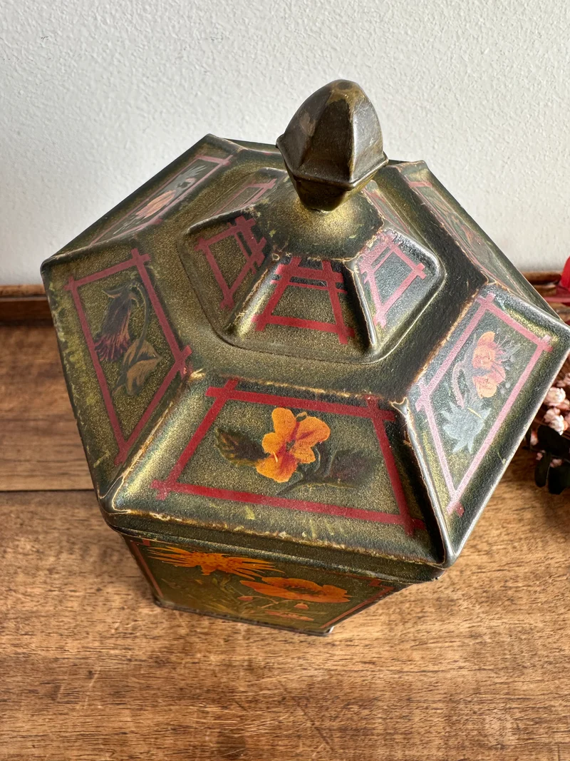 Boite en métal très ancienne motifs fleuris