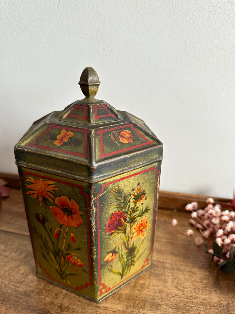 Boite en métal très ancienne motifs fleuris