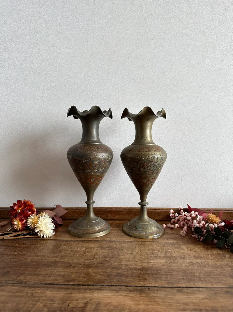 Vases en laiton sur pied gravés