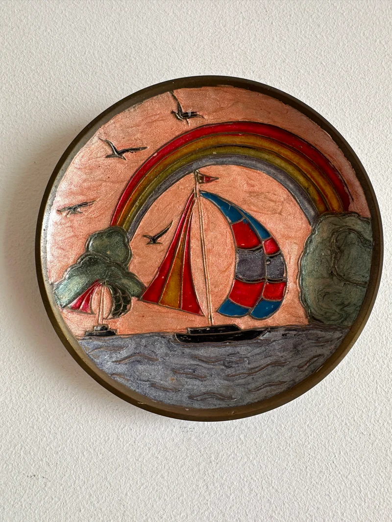 Assiette vide poche en laiton repoussé émaillé voilier arc en ciel