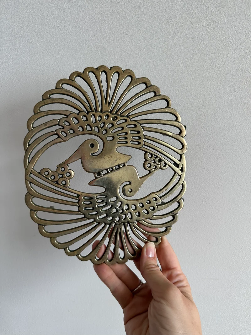 Dessous de plat en laiton orné de deux paons