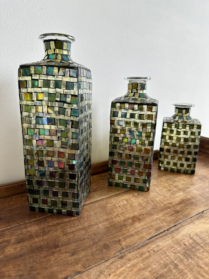 Bouteilles recouvertes de mosaïque