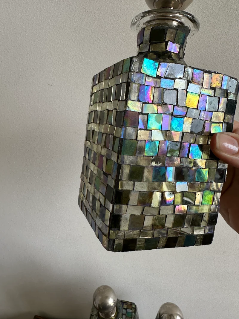 Bouteilles recouvertes de mosaïque