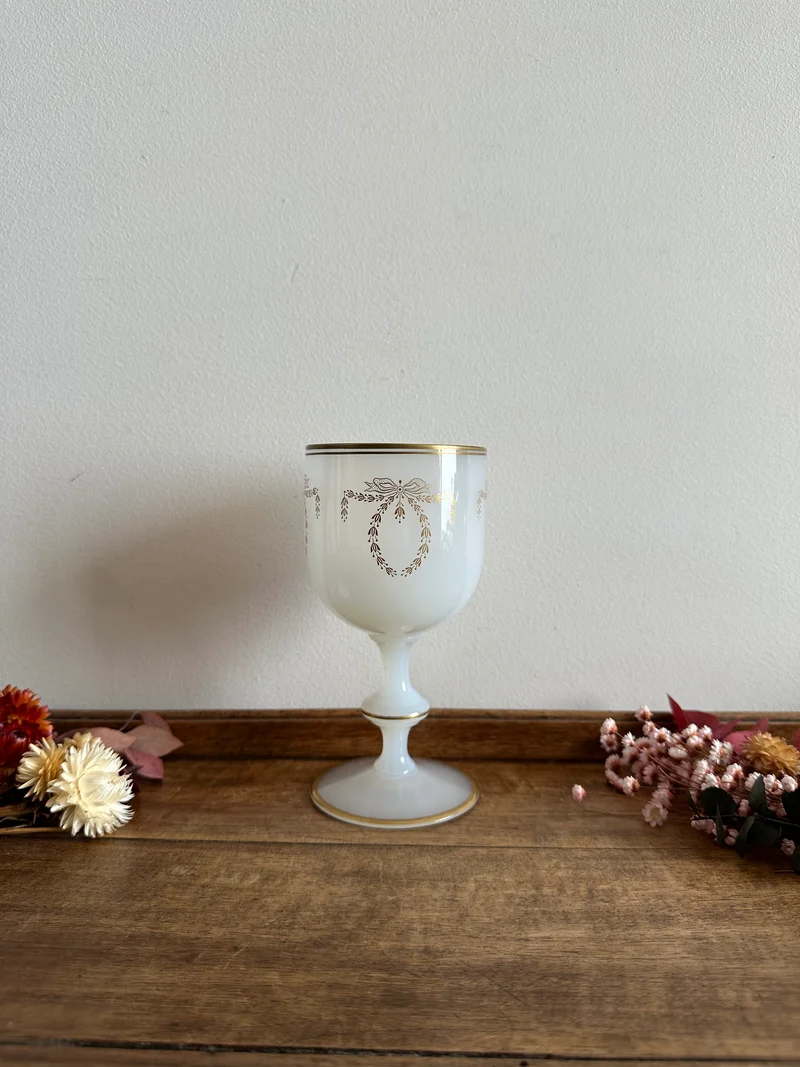 Coupe sur pied en opaline blanche déco style napoléon III