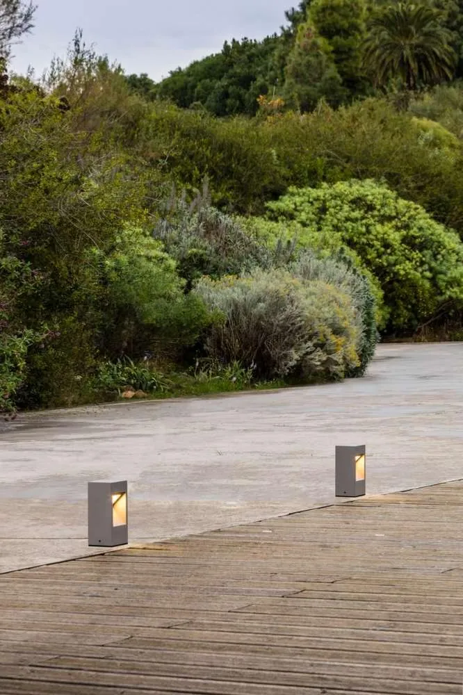 Borne extérieure en béton CAST-300 gris foncé IP65 : éclairez parking, allée et jardin