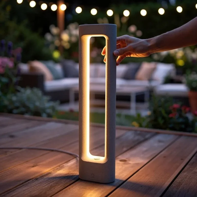 Borne extérieure lumineuse TOTEM-611 3000K en béton au design durable et élégant