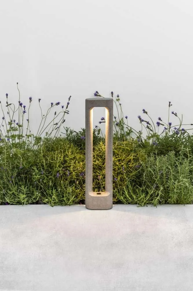 Borne extérieure lumineuse TOTEM-611 3000K en béton au design durable et élégant